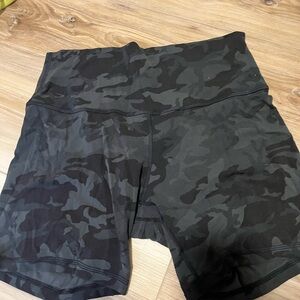 Women’s green camo 6” align high rise shorts